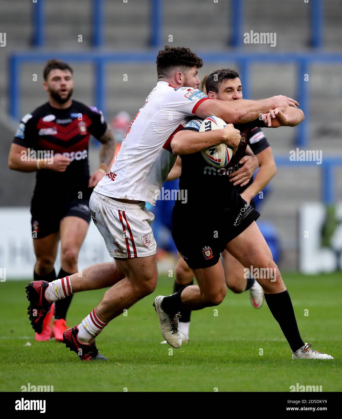 Tyrone McCarthy de Salford Red Devils (à droite) est attaqué par Mitch Garbutt de Hull KR lors du match de la Super League de Betfred au stade Halliwell Jones, à Warrington. Banque D'Images