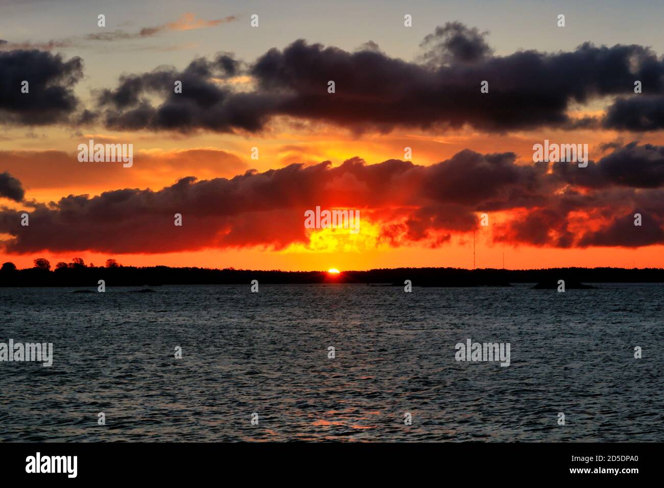 Le premier aperçu de la lumière du soleil sur un beau matin d'octobre en bord de mer Helsinki, Finlande. Légèrement filtré. Banque D'Images