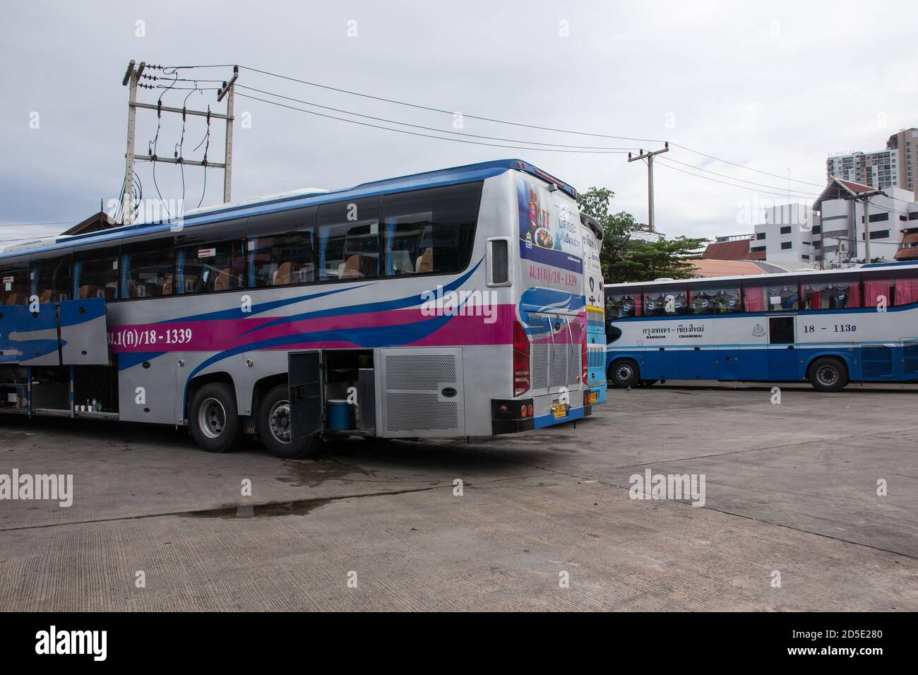 Chiangmai, Thaïlande - octobre 10 2020: Volvo bus de la compagnie gouvernementale de transport. Bus de 15 mètres Photo à la gare routière de Chiangmai. Banque D'Images