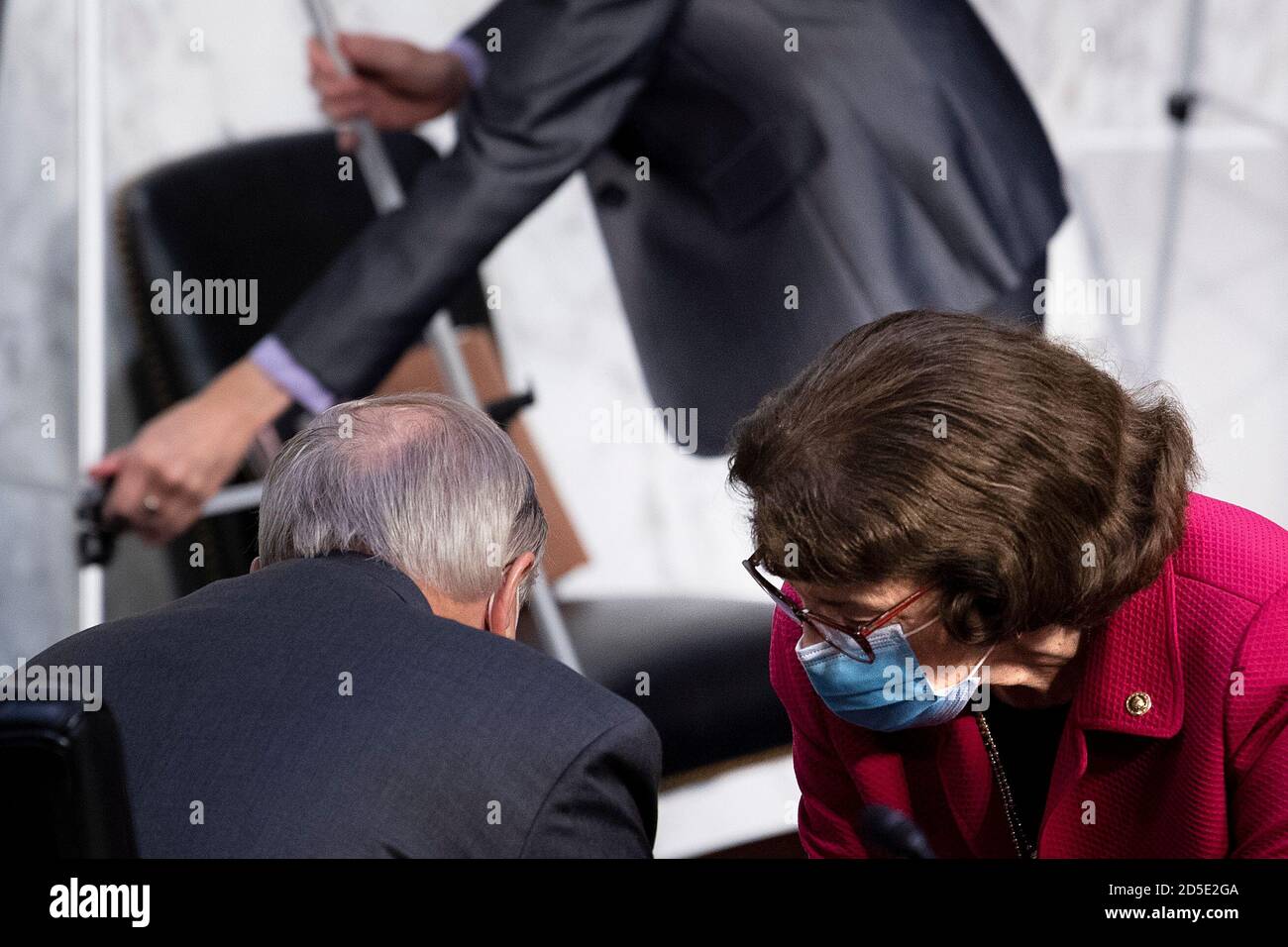 La sénatrice américaine Lindsey Graham (républicaine de Caroline du Sud), présidente de la Commission judiciaire du Sénat américain et la sénatrice américaine Dianne Feinstein (démocrate de Californie), membre de rang de la Commission judiciaire du Sénat américain, prennent la parole devant la juge Amy Coney Barrett, Qui a été nommé par le président américain Donald Trump pour occuper le siège de Ruth Bader Ginsburg à la Cour suprême des États-Unis, audience de confirmation devant l'audience de confirmation de la Commission judiciaire du Sénat à Capitol Hill le 13 octobre 2020, à Washington, DC.Credit: Brendan Smitalowski/Pool via CNP | usage dans le monde entier Banque D'Images