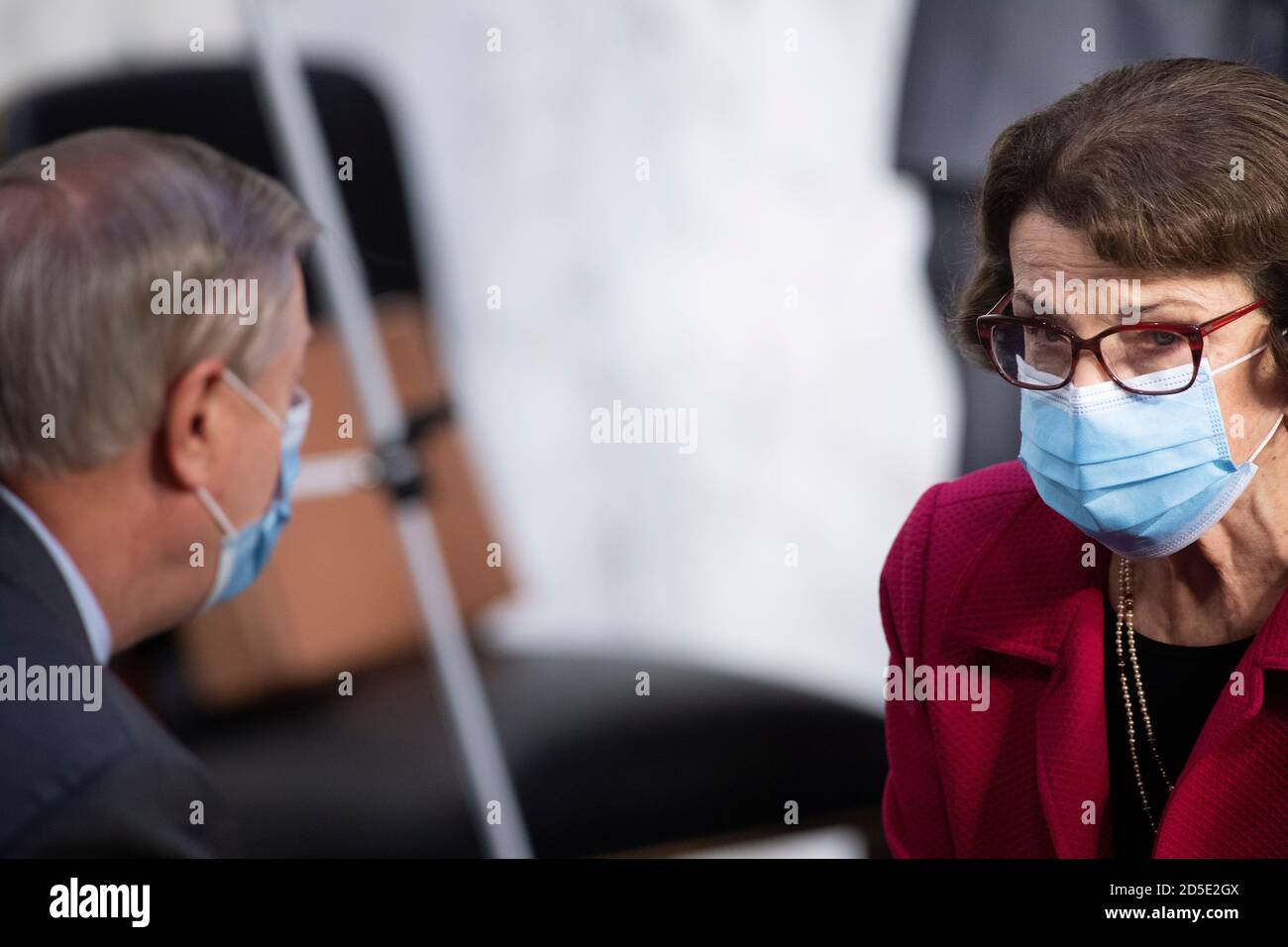 La sénatrice américaine Lindsey Graham (républicaine de Caroline du Sud), présidente de la Commission judiciaire du Sénat américain et la sénatrice américaine Dianne Feinstein (démocrate de Californie), membre de rang de la Commission judiciaire du Sénat américain, prennent la parole devant la juge Amy Coney Barrett, Qui a été nommé par le président américain Donald Trump pour occuper le siège de Ruth Bader Ginsburg à la Cour suprême des États-Unis, audience de confirmation devant l'audience de confirmation de la Commission judiciaire du Sénat à Capitol Hill le 13 octobre 2020, à Washington, DC.Credit: Brendan Smitalowski/Pool via CNP | usage dans le monde entier Banque D'Images