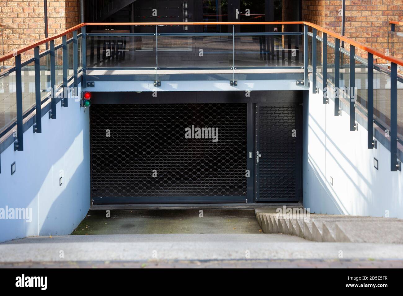 Porte de garage d'un immeuble d'appartements moderne à Rotterdam dans Pays-Bas Banque D'Images