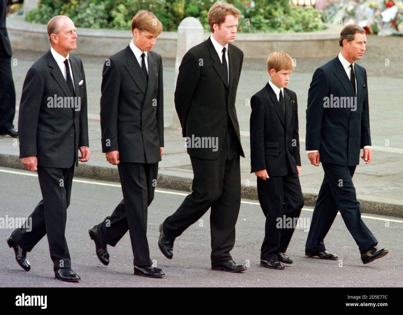 Taille Du Prince Harry Et William The Duke of Edinburgh, Prince William, Earl Spencer, Prince Harry and Prince  Charles (L to R) outside Westminster Abbey during the funeral service for  Diana, Princess of Wales, September 6. Hundreds of