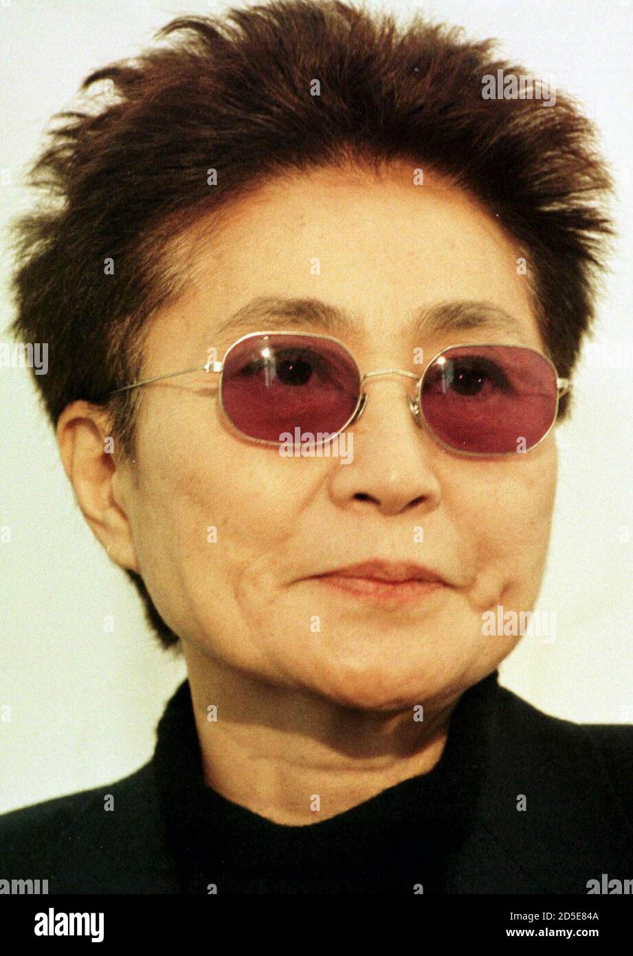 Épouse de feu John Lennon, Yoko Ono parle de son exposition intitulée «  avez-vous vu l'horizon dernièrement ? » Lors d'une interview télévisée, le  11 novembre, à la Galerie Ormeau Baths à