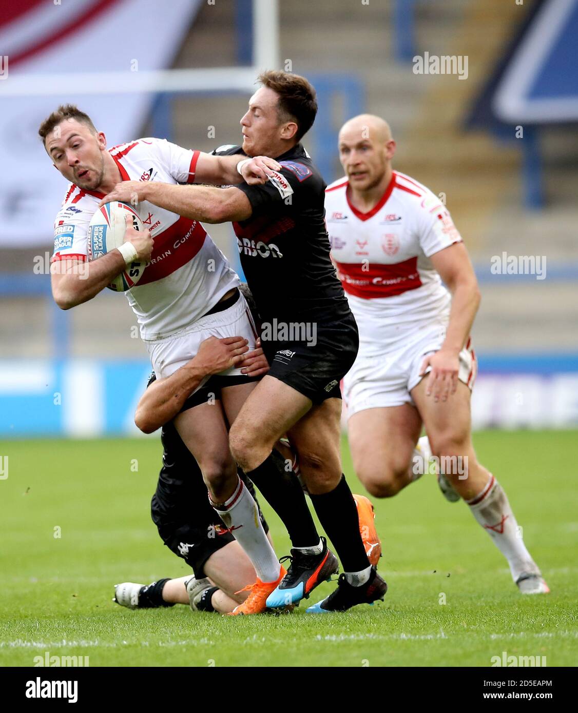 Ryan Brierley (à gauche) de Hull KR est attaqué par Tyrone McCarthy (Floor) de Salford Red Devils et Tom Gilmore lors du match de la Super League de Betfred au stade Halliwell Jones, à Warrington. Banque D'Images