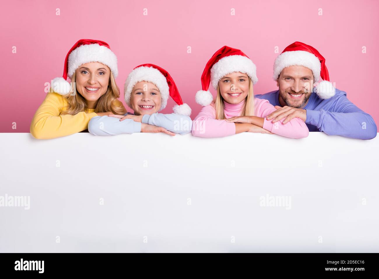 Photo De La Famille Maman Papa Papa Papa Bebe Enfants Chapeau De Pere Noel Mettre Les Mains Sur Le Tableau Blanc Isole Dessus Arriere Plan De Couleur Pastel Photo Stock Alamy
