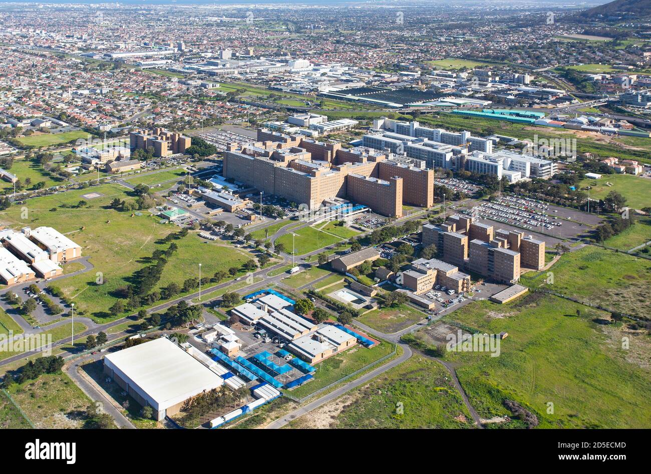 Cape Town, Western Cape / Afrique du Sud - 08/26/2020: Photo aérienne de l'hôpital Tygerberg et du campus médical Stellenbosch Banque D'Images