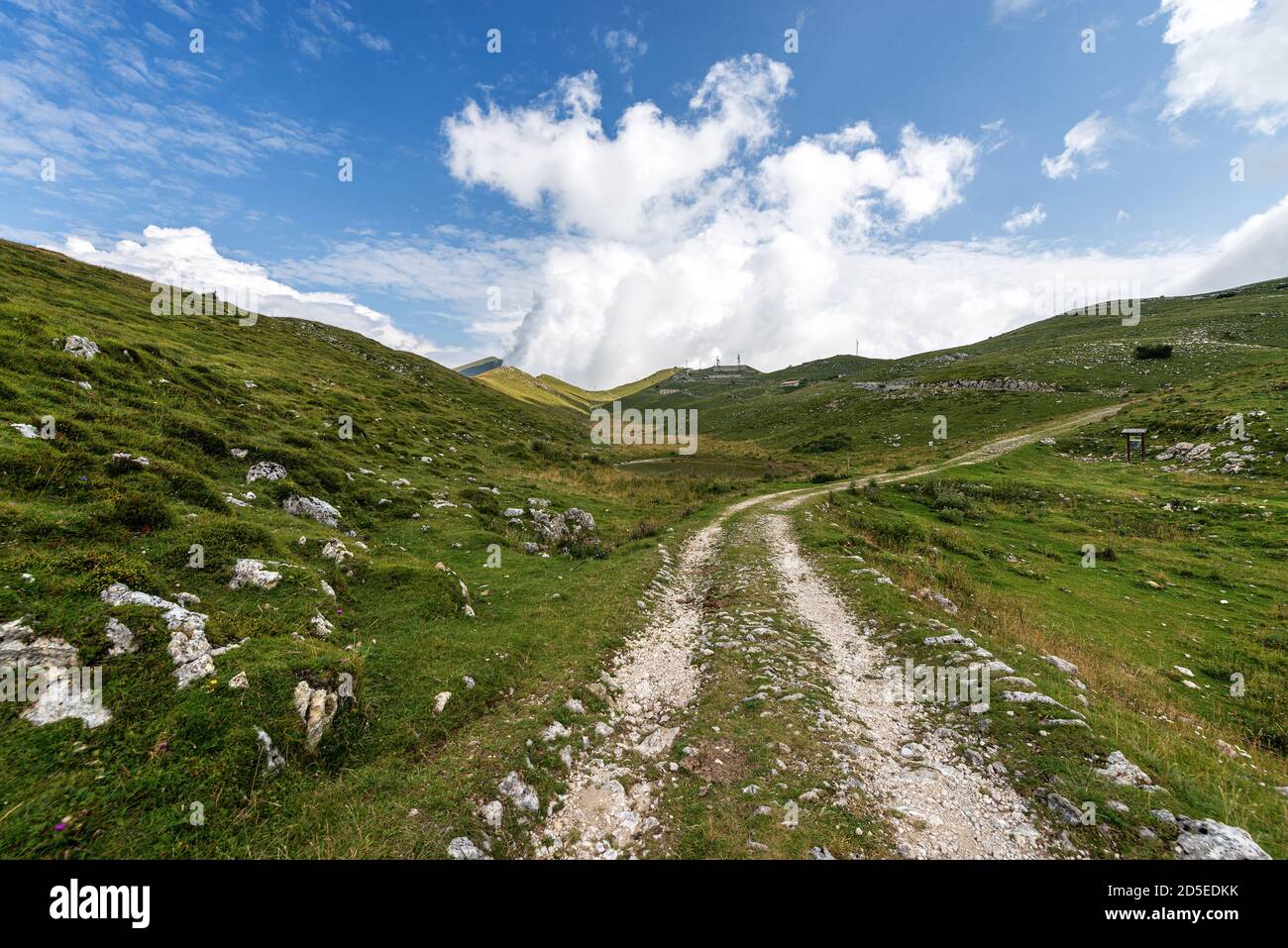 Monte Baldo (montagne Baldo), crête de Naole. Chaîne de montagnes entre le lac de Garde et la vallée de l'Adige. Ancienne route militaire et prairies verdoyantes, Italie. Banque D'Images