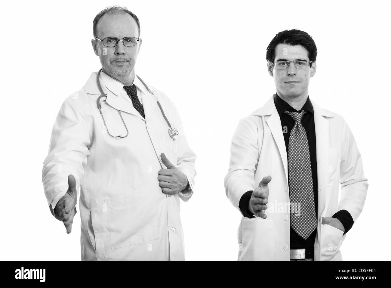 Homme mature et jeune homme médecin médecin donnant ensemble poignée Banque D'Images