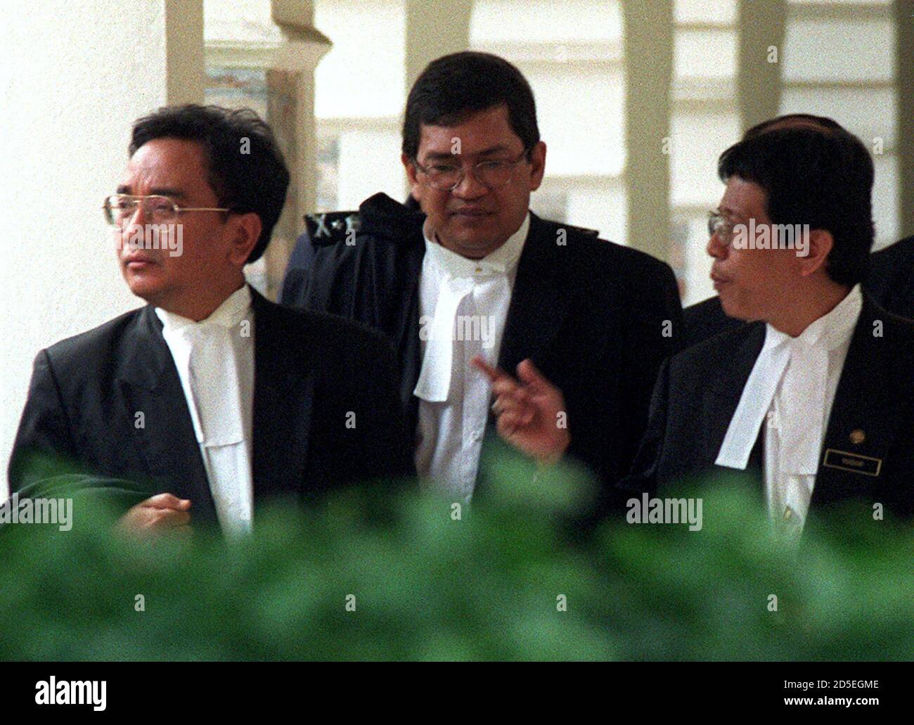 Azahar Mohamed (L), Abdul Gani Patail et Mohd Yusof Abidien (R), l'équipe de poursuite dans le procès du ministre malaisien des finances, Anwar Ibrahim, ont quitté le tribunal de grande instance malaisien à Kuala Lumpur en novembre 26. Anwar a plaidé non coupable à cinq chefs d'accusation de corruption et de sodomie dans le procès qui est au cœur des troubles politiques sans précédent de la Malaisie. BM/JO/KM Banque D'Images