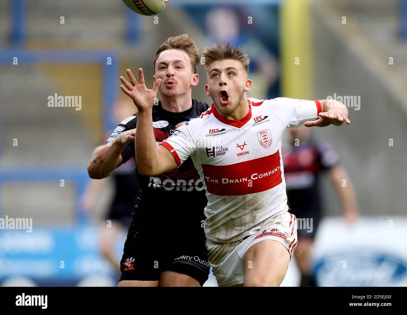 Olly Ashe-Bott de Salford Red Devils (à gauche) pousse Mikey Lewis de Hull KR, ce qui a permis à Hull KR d'obtenir une pénalité lors du match de la Super League de Betfred au stade Halliwell Jones, à Warrington. Banque D'Images