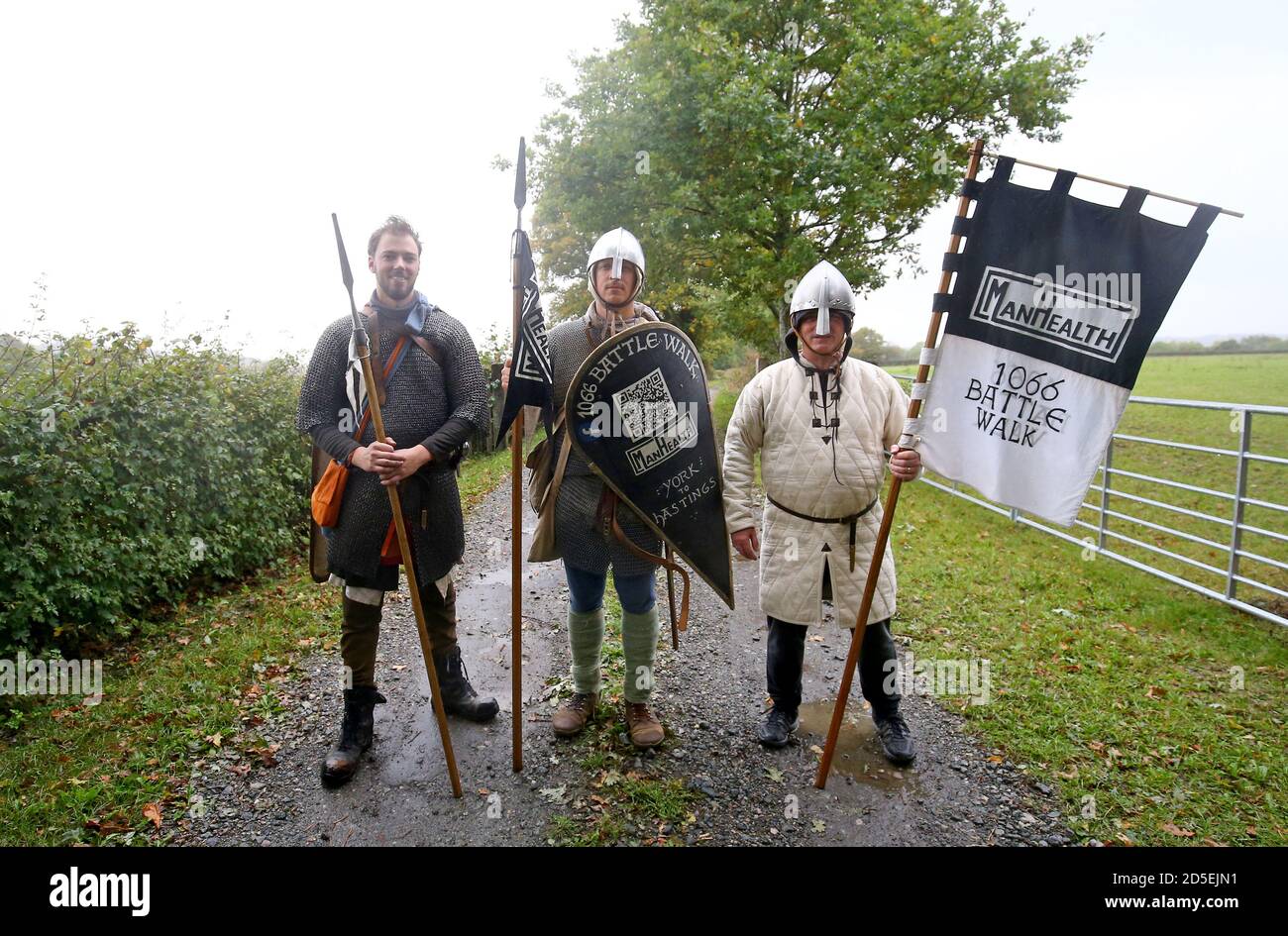 Lewis Kirkbride (au milieu) soutenu par l'ami Matt Clarke (à gauche) et le père Vince (à droite) marche à travers Wadhurst, dans l'est du Sussex, le dernier jour de sa promenade de bataille de 1066, une promenade de 300 km vêtue d'armure anglo-saxonne pesant quatre pierres, pour recueillir des fonds pour l'organisation de soutien par les pairs en santé mentale des hommes ManHealth. Lewis, de Durham, a marché de York à Hastings a pris des jours et a recueilli plus de £17,000. Banque D'Images