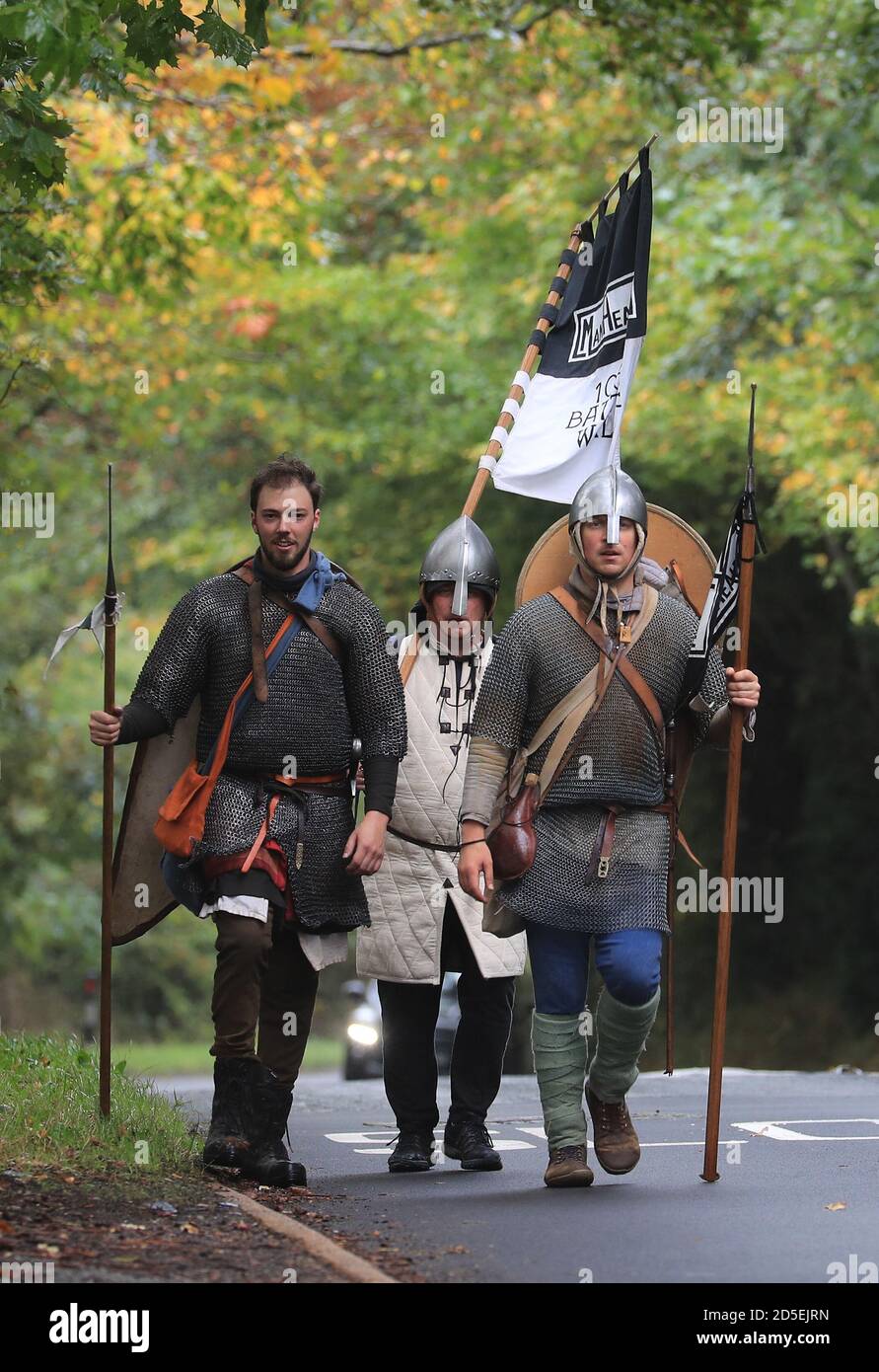 Lewis Kirkbride (à droite) soutenu par l'ami Matt Clarke (à gauche) et le père Vince marche à travers Wadhurst, dans l'est du Sussex, le dernier jour de sa promenade de 1066, une promenade de 300 miles vêtue d'une armure anglo-saxonne pesant quatre pierres, pour recueillir des fonds pour l'organisation de soutien par les pairs en santé mentale pour hommes ManHealth. Lewis, de Durham, a marché de York à Hastings a pris des jours et a recueilli plus de £17,000. Banque D'Images
