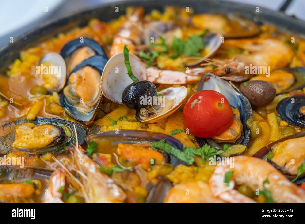 Fruits de mer espagnols Paella de Marisco, Paella Marinera avec moules, coquillages et scampis Banque D'Images