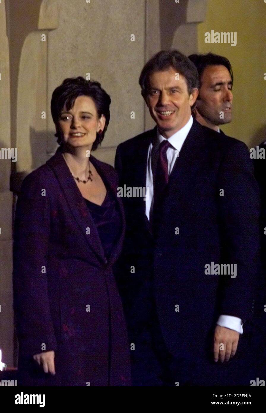 Le Premier Ministre Britannique Tony Blair Embrasse Sa Femme Cherie L Lorsqu Ils Arrivent Pour Un Diner De Gala Au Palace Villa La Pietra A Florence Le Novembre Blair A Avoue Samedi Le Premier Ministre Britannique Tony Blair Embrasse Sa Femme Cherie L Lorsqu Ils Arrivent Pour Un Diner De Gala Au Palace Villa La Pietra A Florence Le Novembre Blair A Avoue Samedi