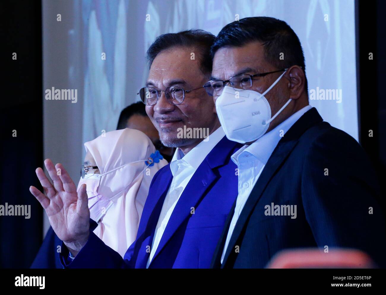 Le chef de l'opposition malaisienne, Anwar Ibrahim, fait la vague devant les médias lors d'une conférence de presse après avoir rencontré le roi de la nation à Kuala Lumpur.Anwar a rencontré le roi dans une tentative de former un nouveau gouvernement après avoir affirmé qu'il avait obtenu une majorité au Parlement. Banque D'Images