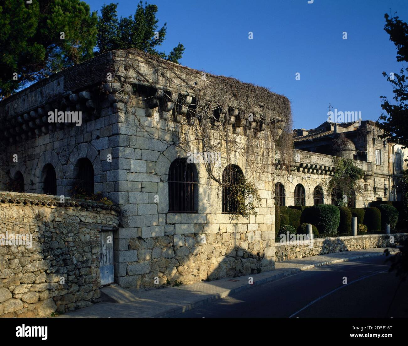 Espagne, Communauté de Madrid, Cadalso de los Vidrios. Palais de Villena. Il a été construit en 1423, à l'initiative d'Alvaro de Luna, duc de Trujillo et gendarme de Castille, qui l'a utilisé comme résidence d'été. Style Renaissance. Il doit son nom au marquis de Villena, Juan Fernandez Pacheco, qui a bénéficié de la chute de la grâce d'Alvaro de Luna. Banque D'Images