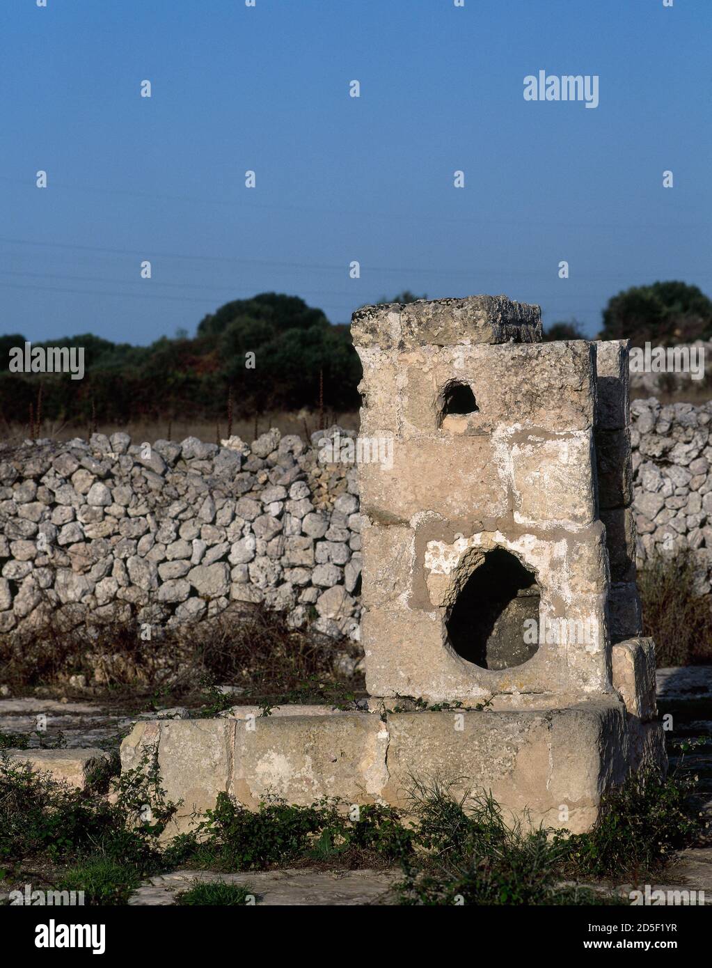 Espagne, Iles Baléares, Minorque, Ciutadella. Torretencada talayotic colonie. Il date de l'ère Talayote. Hypogeum 4. Réservoir d'eau ou citerne probablement adapté d'une hypogée ancienne. Banque D'Images