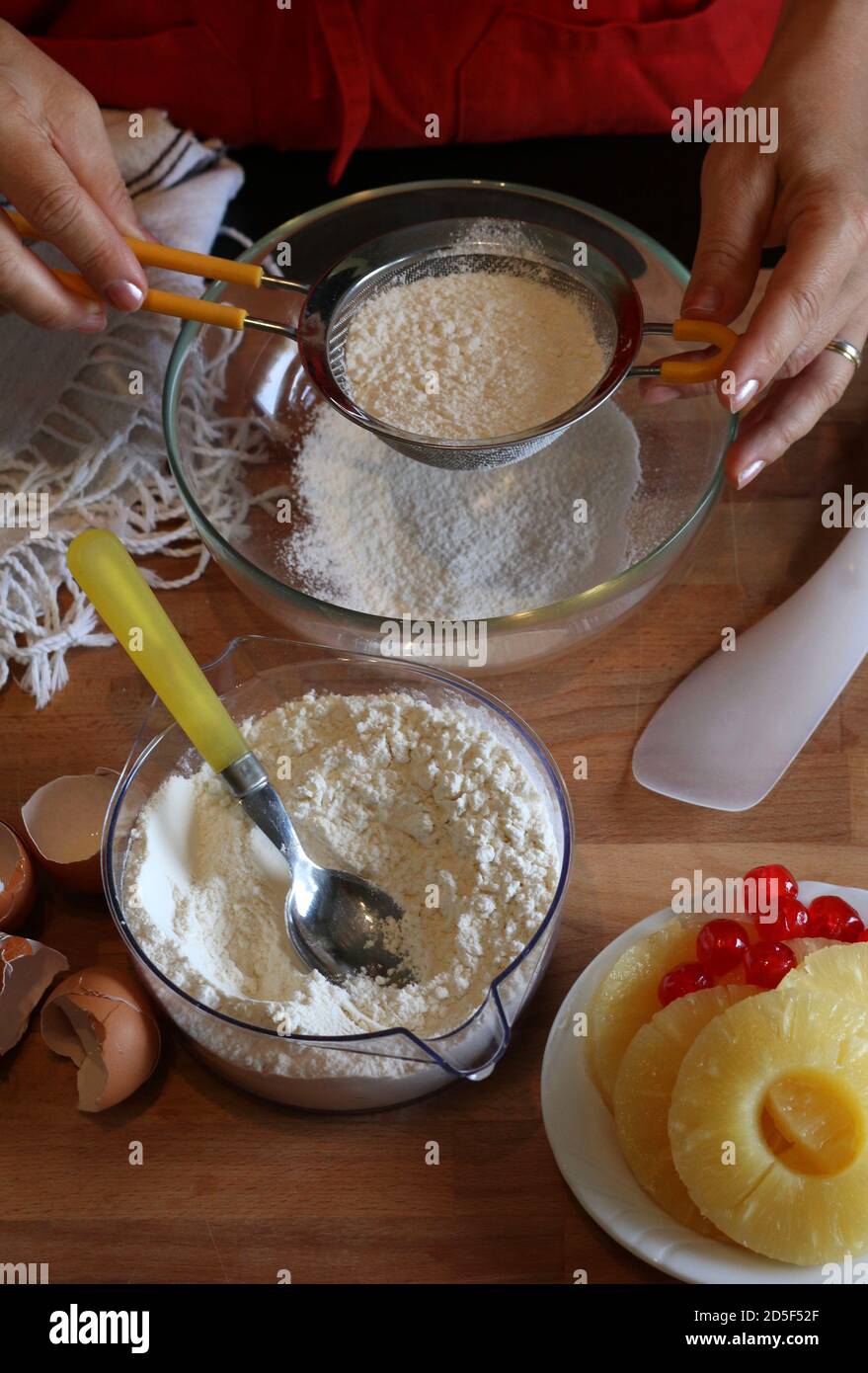 Femme préparant un dessert dans la cuisine. Gros plan. Banque D'Images