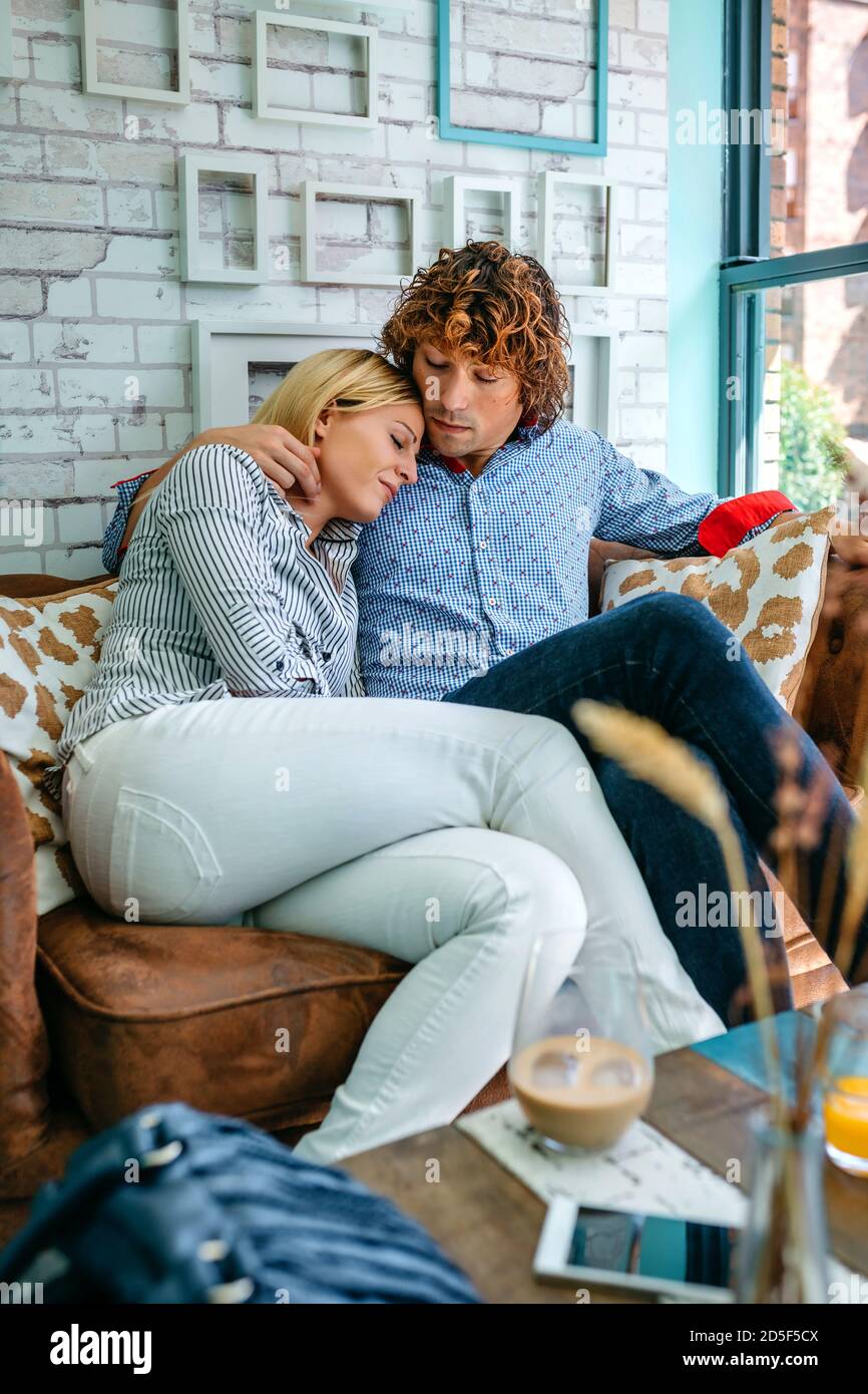 Couple hugging on a sofa Banque D'Images