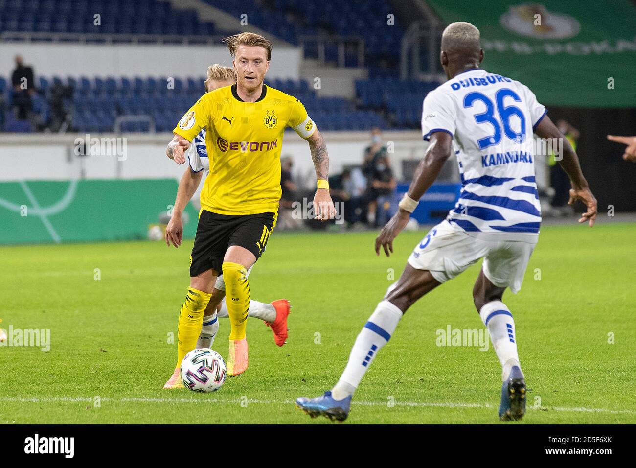 Wilson KARNAVUAKA (DU, r.) Tente d'arrêter Marco REUS (DO); Soccer DFB Pokal 1er tour, MSV Duisburg (DU) - Borussia Dortmund (DO) 0: 5, le 14 septembre 2020 à Duisburg/Allemagne. | utilisation dans le monde entier Banque D'Images