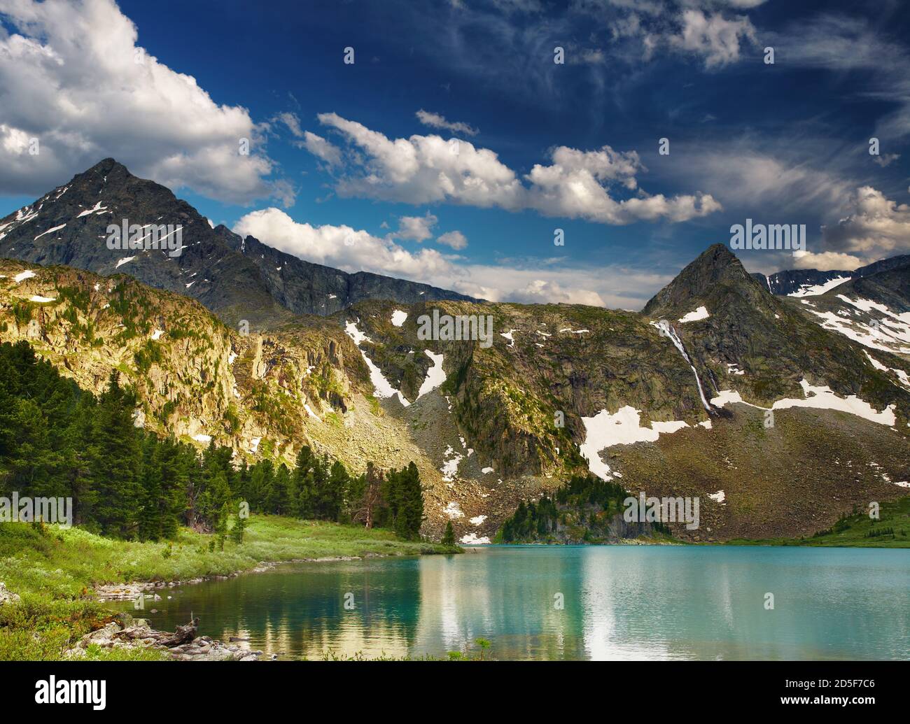 Magnifique lac turquoise dans les montagnes de l'altai au coucher du soleil Banque D'Images