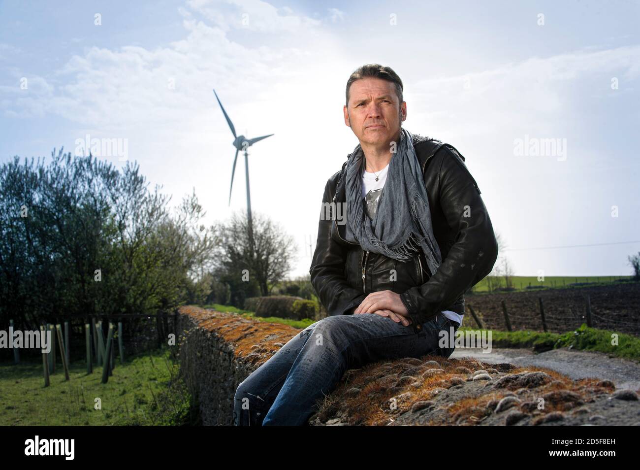 Dale Vince OBE fondateur d'Ecotricity la première compagnie d'énergie verte au monde photographiée dans l'une de ses éoliennes à Stroud où la société est basée. Banque D'Images