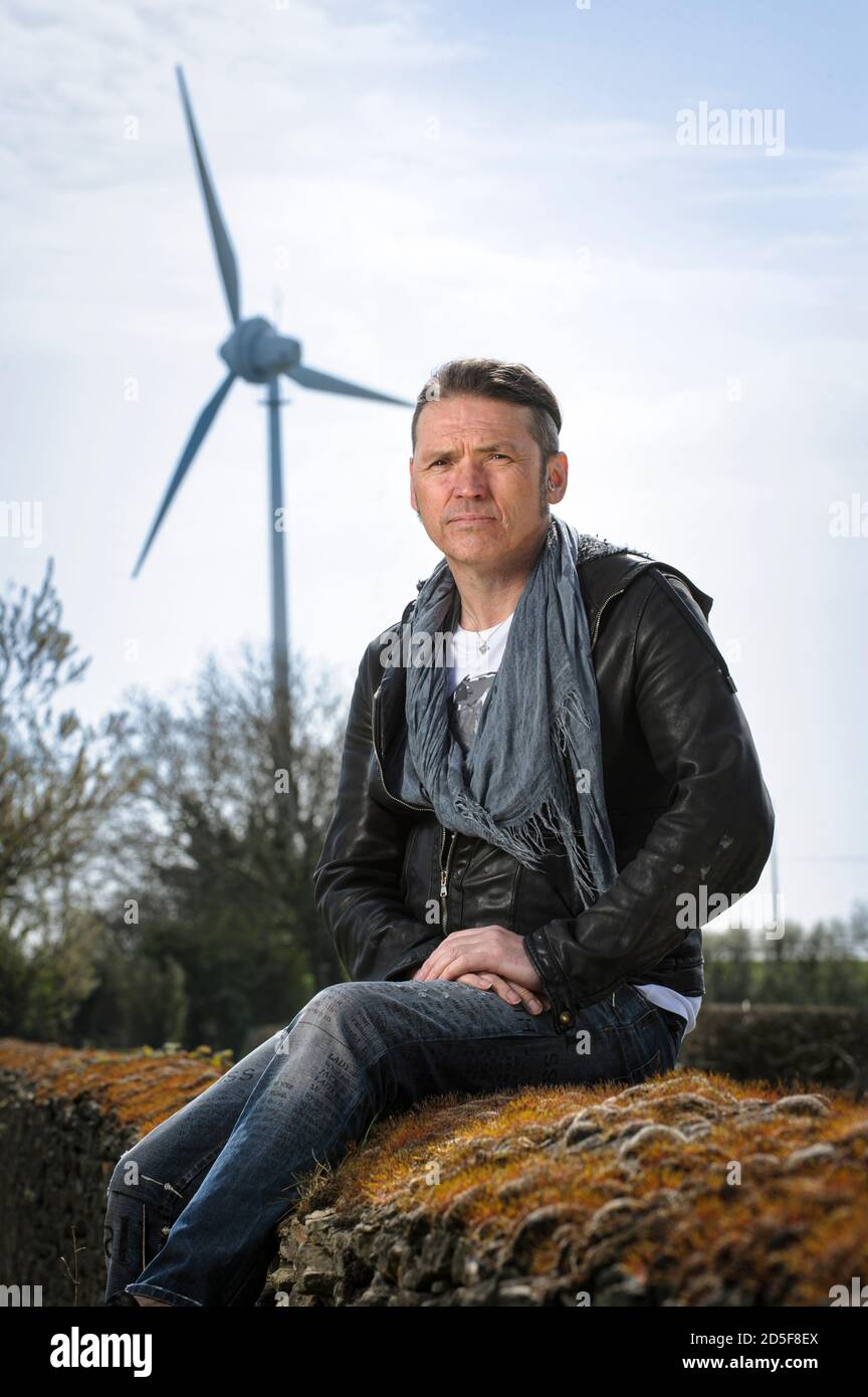 Dale Vince OBE fondateur d'Ecotricity la première compagnie d'énergie verte au monde photographiée dans l'une de ses éoliennes à Stroud où la société est basée. Banque D'Images