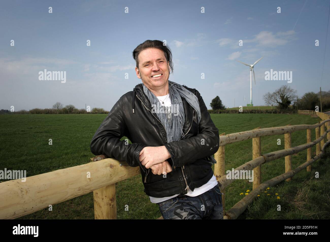 Dale Vince OBE fondateur d'Ecotricity la première compagnie d'énergie verte au monde photographiée dans l'une de ses éoliennes à Stroud où la société est basée. Banque D'Images