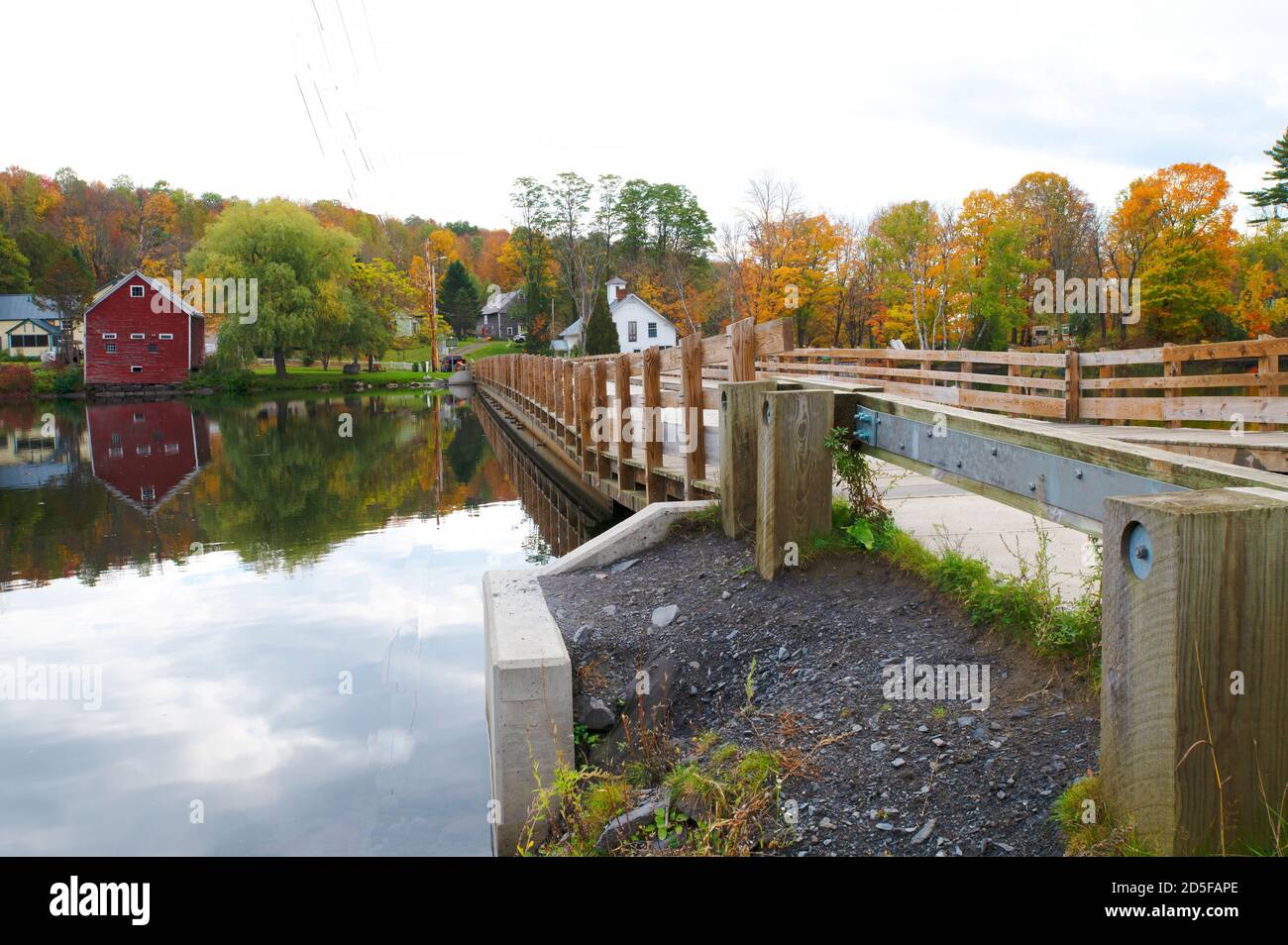 Le pont flottant (1820) au-dessus du lac Sunset, à Brookfield, dans le Vermont. Le seul pont flottant de la Nouvelle-Angleterre, aux États-Unis Banque D'Images