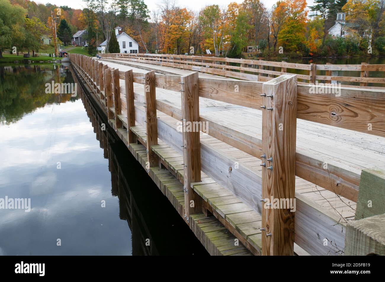 Le pont flottant (1820) au-dessus du lac Sunset, à Brookfield, dans le Vermont. Le seul pont flottant de la Nouvelle-Angleterre, aux États-Unis Banque D'Images