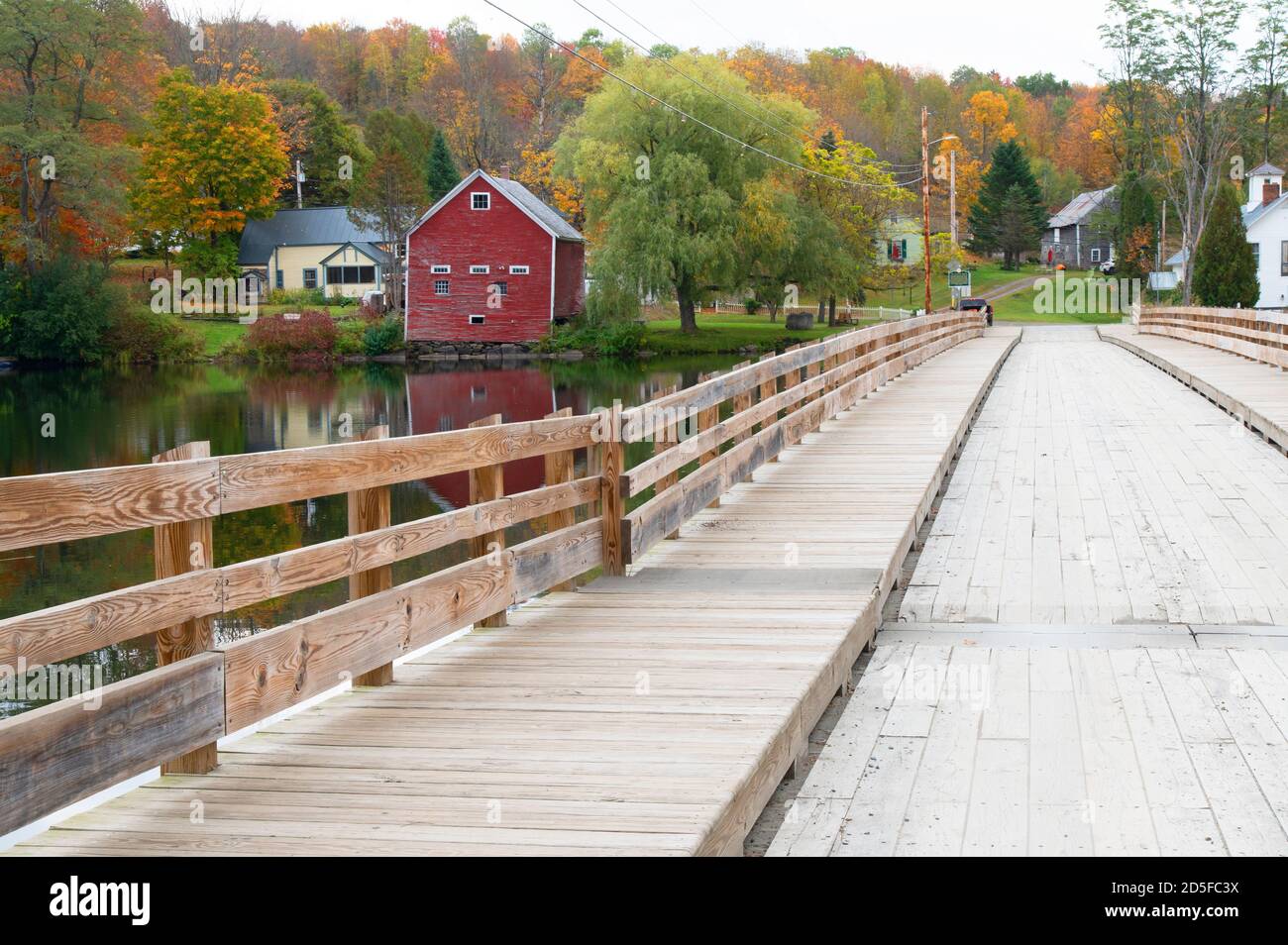 Le pont flottant (1820) au-dessus du lac Sunset, à Brookfield, dans le Vermont. Le seul pont flottant de la Nouvelle-Angleterre, aux États-Unis Banque D'Images