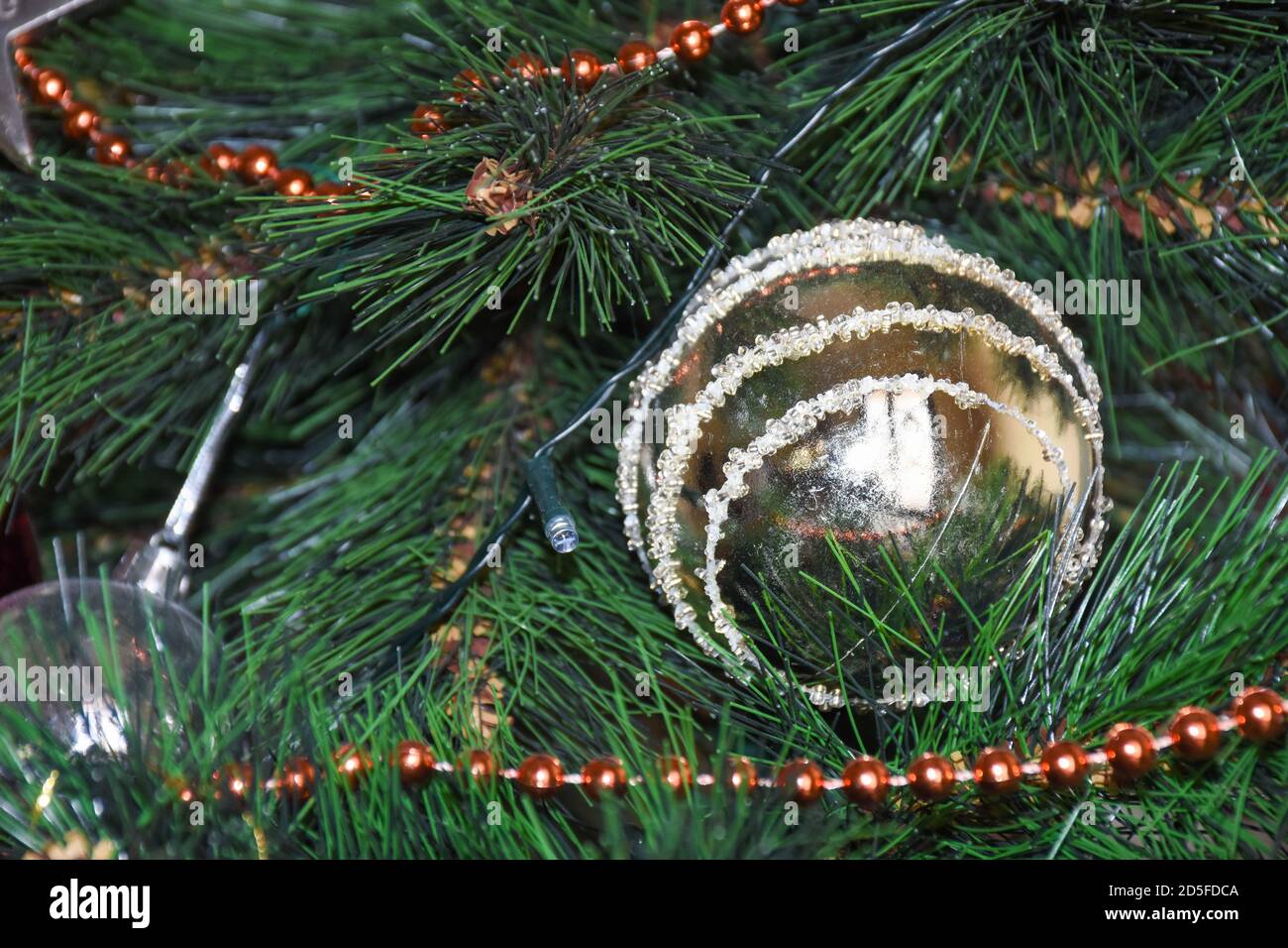 Décoration d'arbre de Noël boule d'or sur la droite pour les thèmes d'hiver de vacances. Banque D'Images