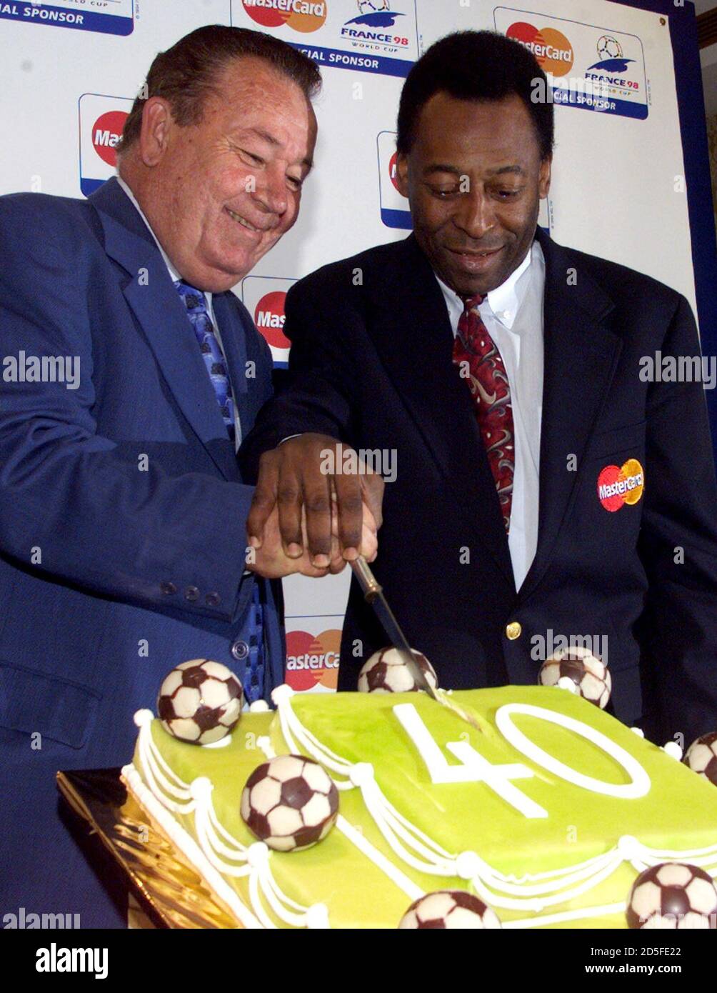 1958 Legendes De La Coupe Du Monde De Football Pele Et Just Fontaine L Ont Coupe Un Gateau Le 5 Juillet Dans Un Hotel Parisien Pour Celebrer Le 40e Anniversaire De Leurs