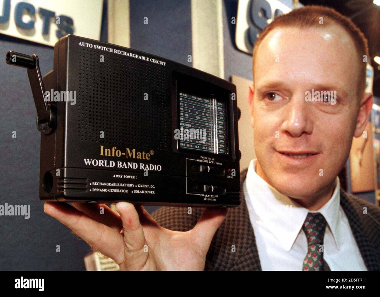 Rami Ben-Moshe, président de Sun-Mate Corp., détient une radio du groupe  Info-Mate World au Consumer Electronics Show le 7 janvier à Las Vegas. La  radio peut être alimentée par une cellule solaire