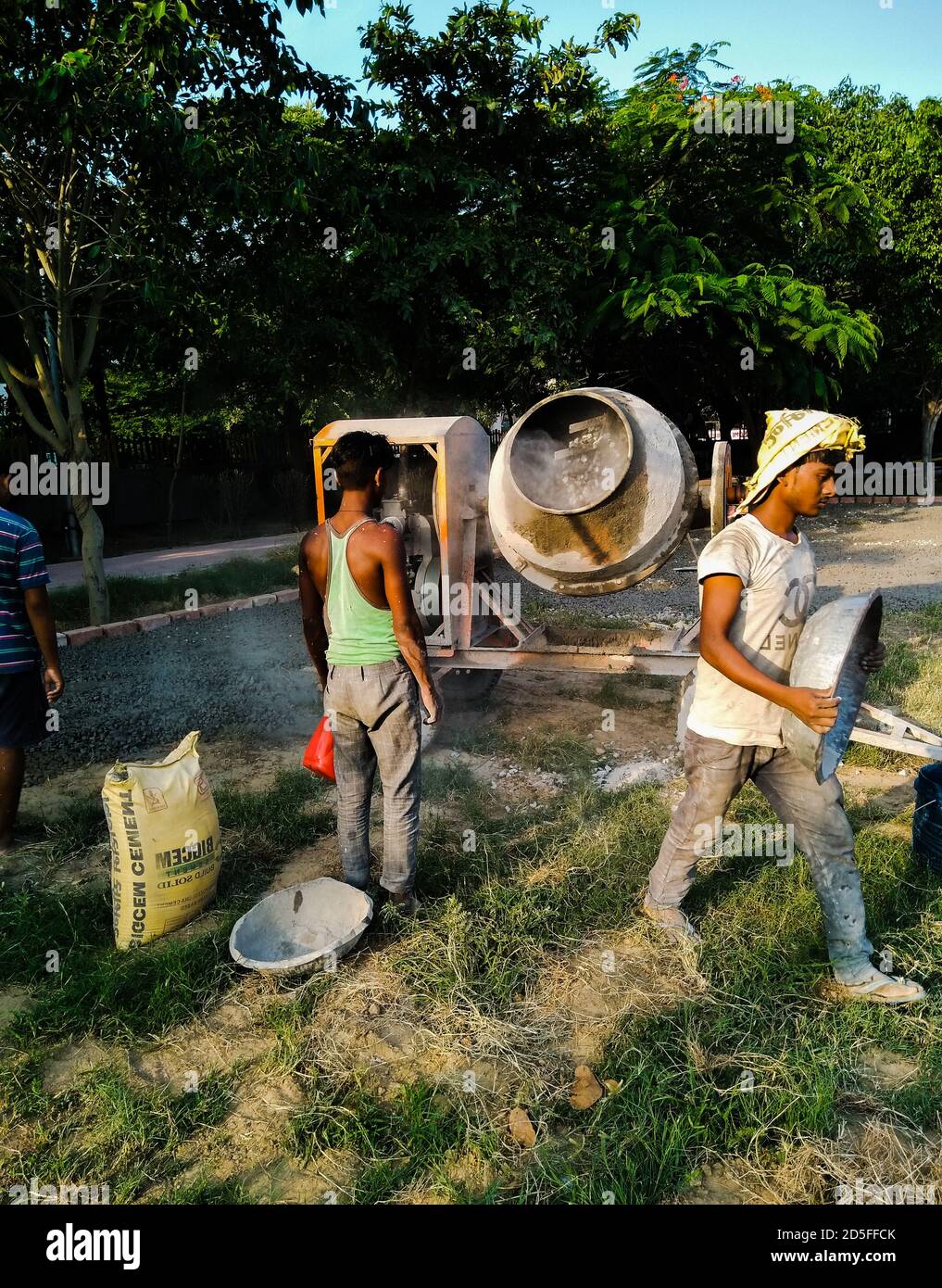 Sutter pardesh , inde - ouvrier de la construction faisant du travail , UNE image de travailleur de la construction faisant du travail à noida 11 septembre 2020 Banque D'Images