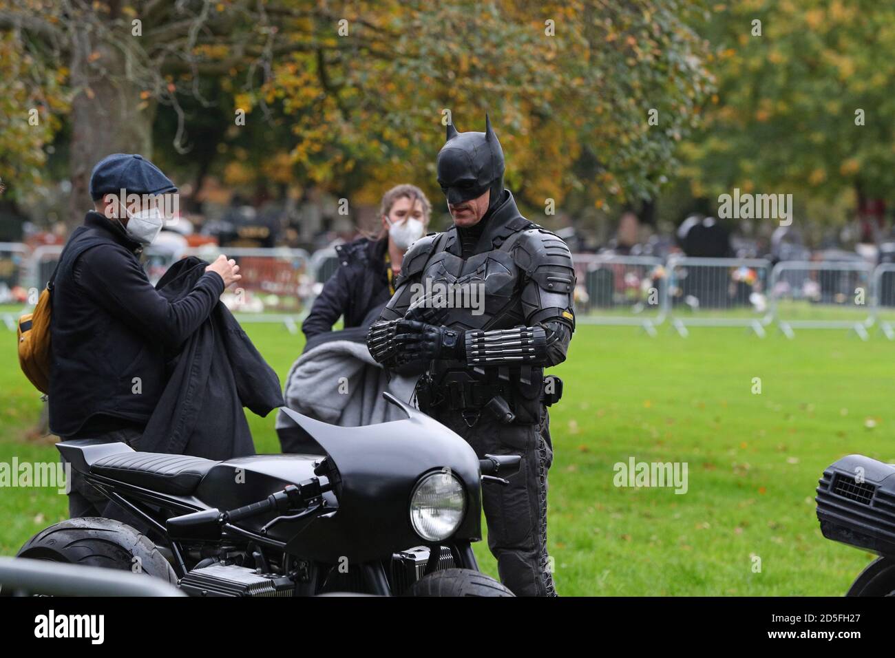 Un homme habillé comme Batman se met sur une moto pendant le tournage du  Batman qui a lieu à Liverpool Photo Stock - Alamy
