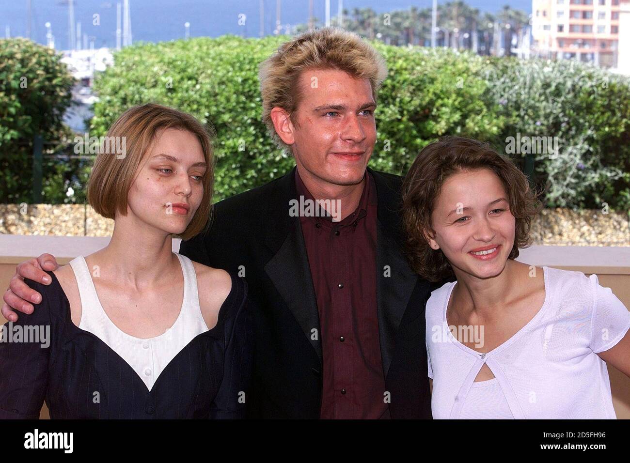 L Acteur Francais Guillaume Depardieu C Fils De Gerard Depardieu Met Ses Bras Autour De L Actrice Lituanienne Katerina Golubeva L Et De L Actrice Francaise Delphine Chuillot R Lors D Un Appel Photo Pour Le