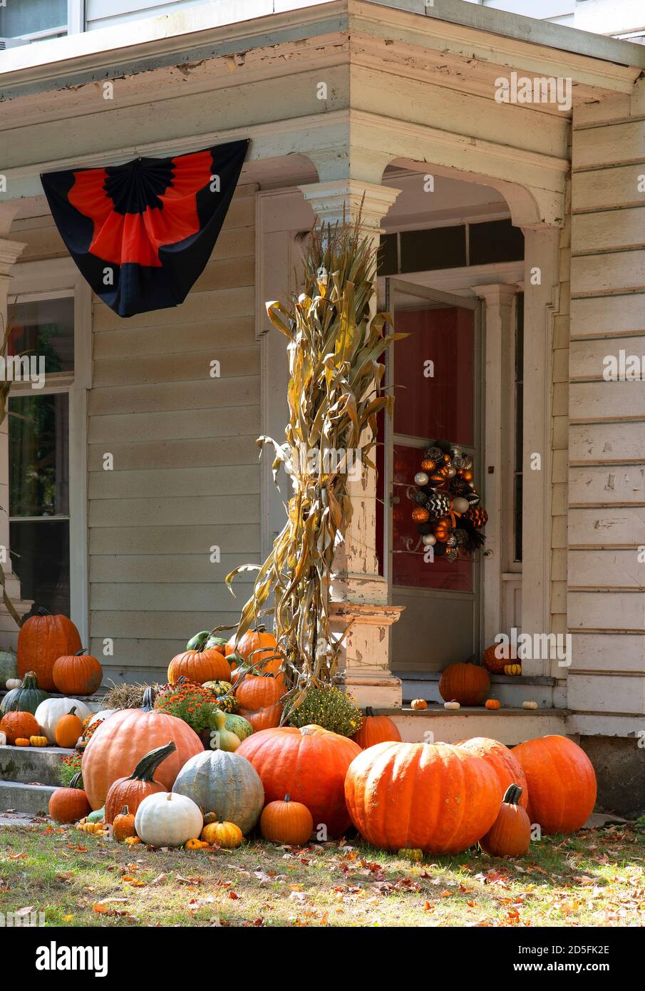 Village historique de Deerfield, Deerfield, Massachusetts, États-Unis, décorations d'automne ornent une maison de Deerfield. Banque D'Images