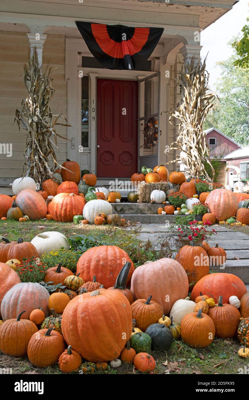 Village historique de Deerfield, Deerfield, Massachusetts, États-Unis, décorations d'automne ornent une maison de Deerfield. Banque D'Images