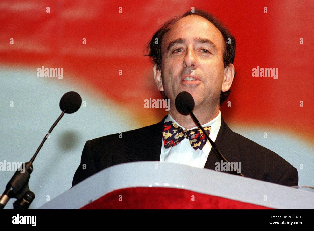 Jay Levy, chercheur scientifique de base sur le VIH/sida des États-Unis, s'adresse  au public lors de la cérémonie de clôture de la 12e Conférence mondiale sur  le sida à Genève, en juillet