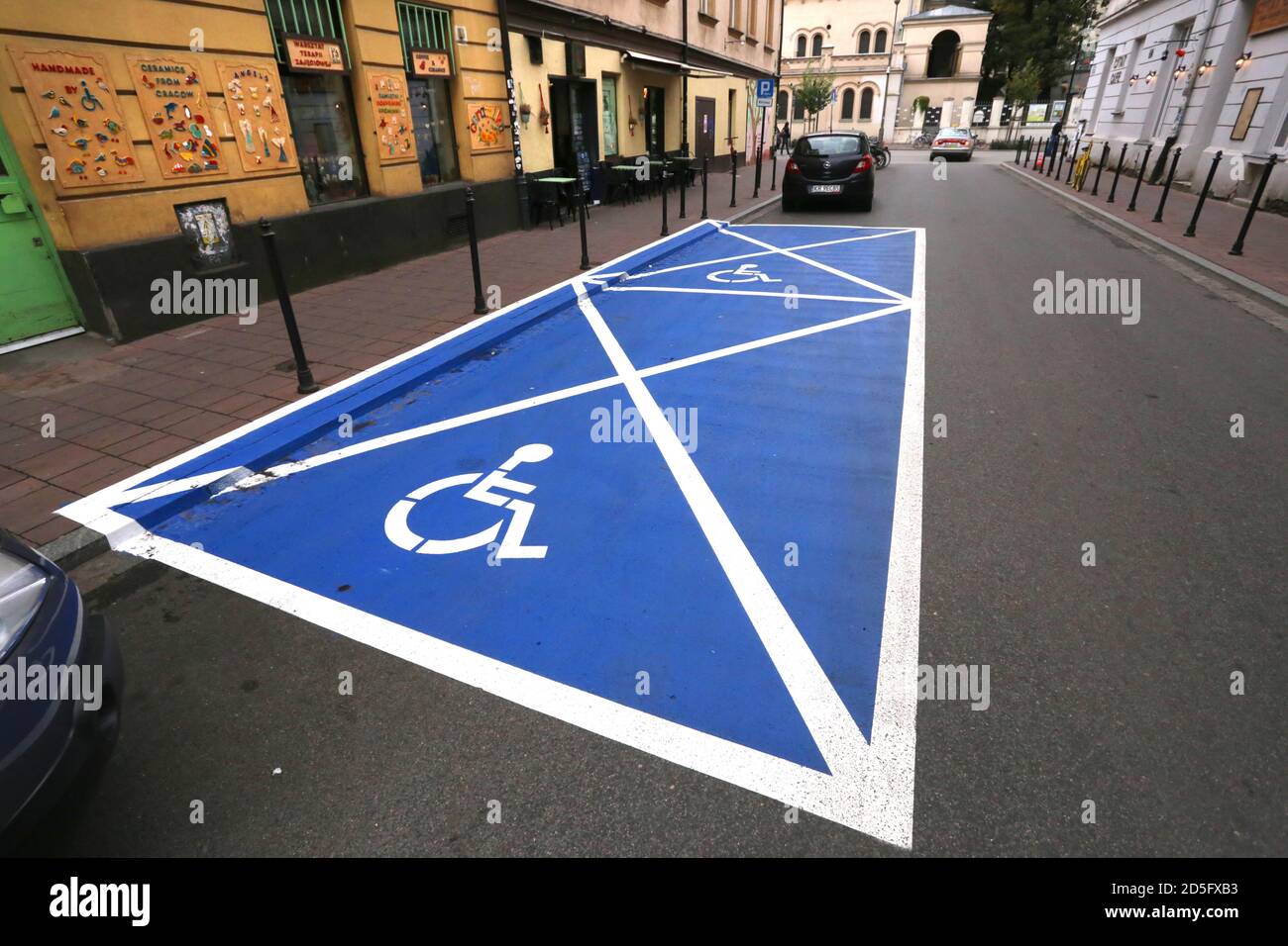 Cracovie. Cracovie. Pologne. Place de stationnement bleue vide pour les  personnes handicapées, symbole fauteuil roulant. Vue sur la rue Photo Stock  - Alamy