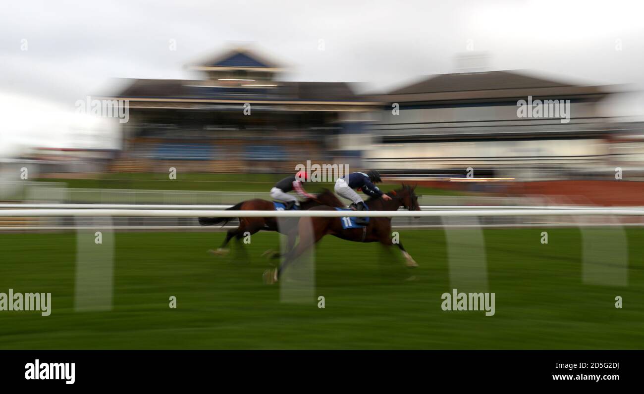 Bad Company, monté par Charlie Bennett (à gauche), remporte le handicap de Caffrey au Leicester Racecourse. Banque D'Images