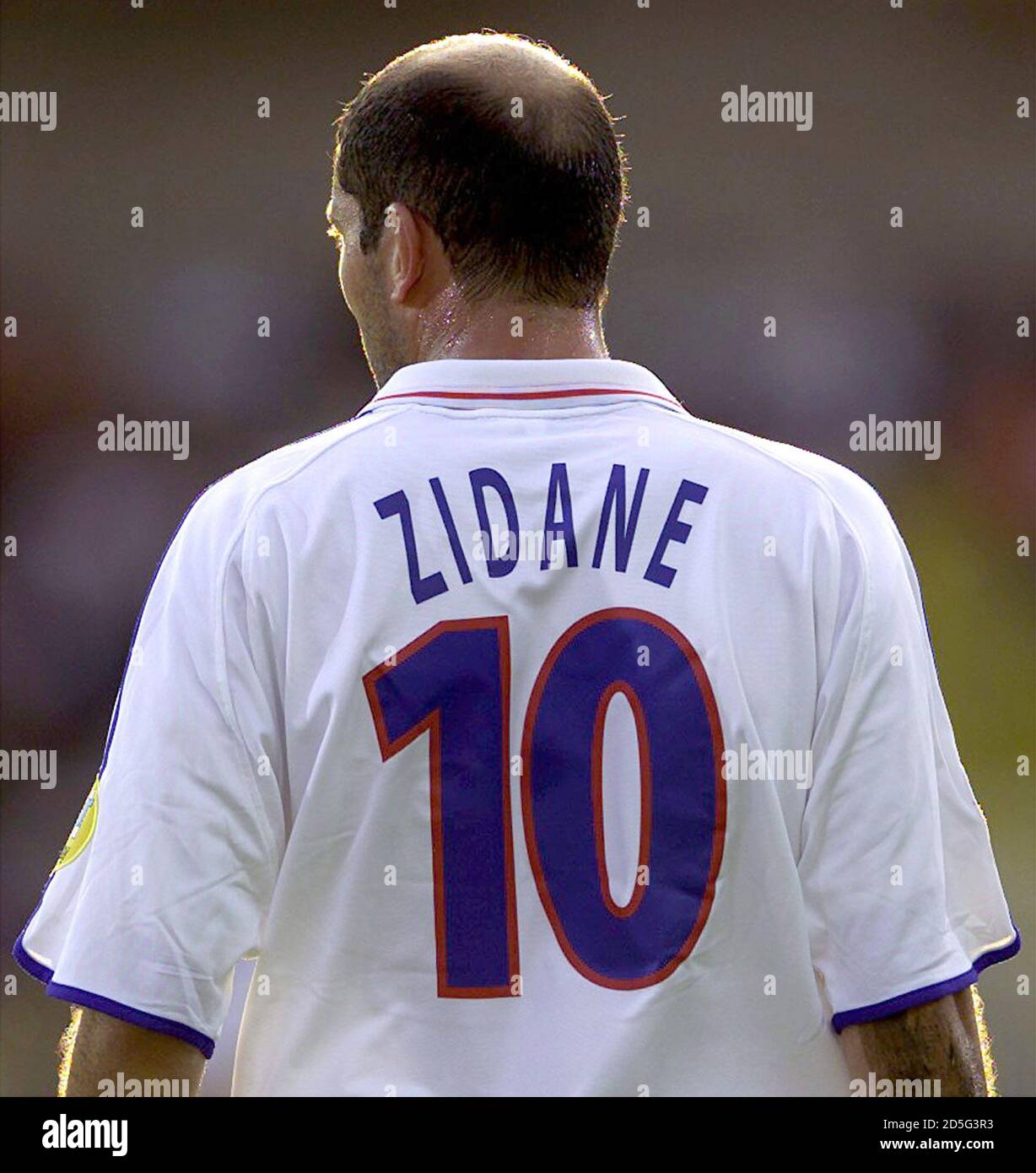 Zinedine Zidane a annoncé sur son site officiel le 9 juillet 2001 qu'il  avait rejoint le Real Madrid de Juventus dans un contrat record de quatre  ans, il a déclaré qu'il valait