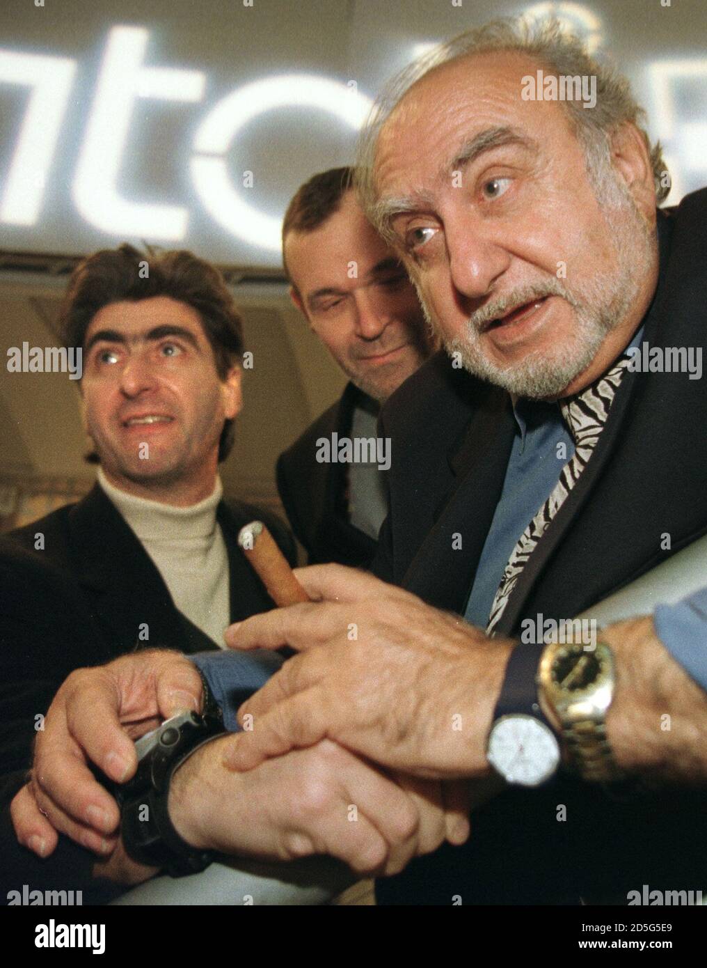 Nicolas G. Hayek (R), président et administrateur délégué de Swatch sa, G.  Nicolas Hayek Junior (L), président de Swatch, et Jean-Jacques Aillagon  (C), président du Centre national d'art et de culture Georges