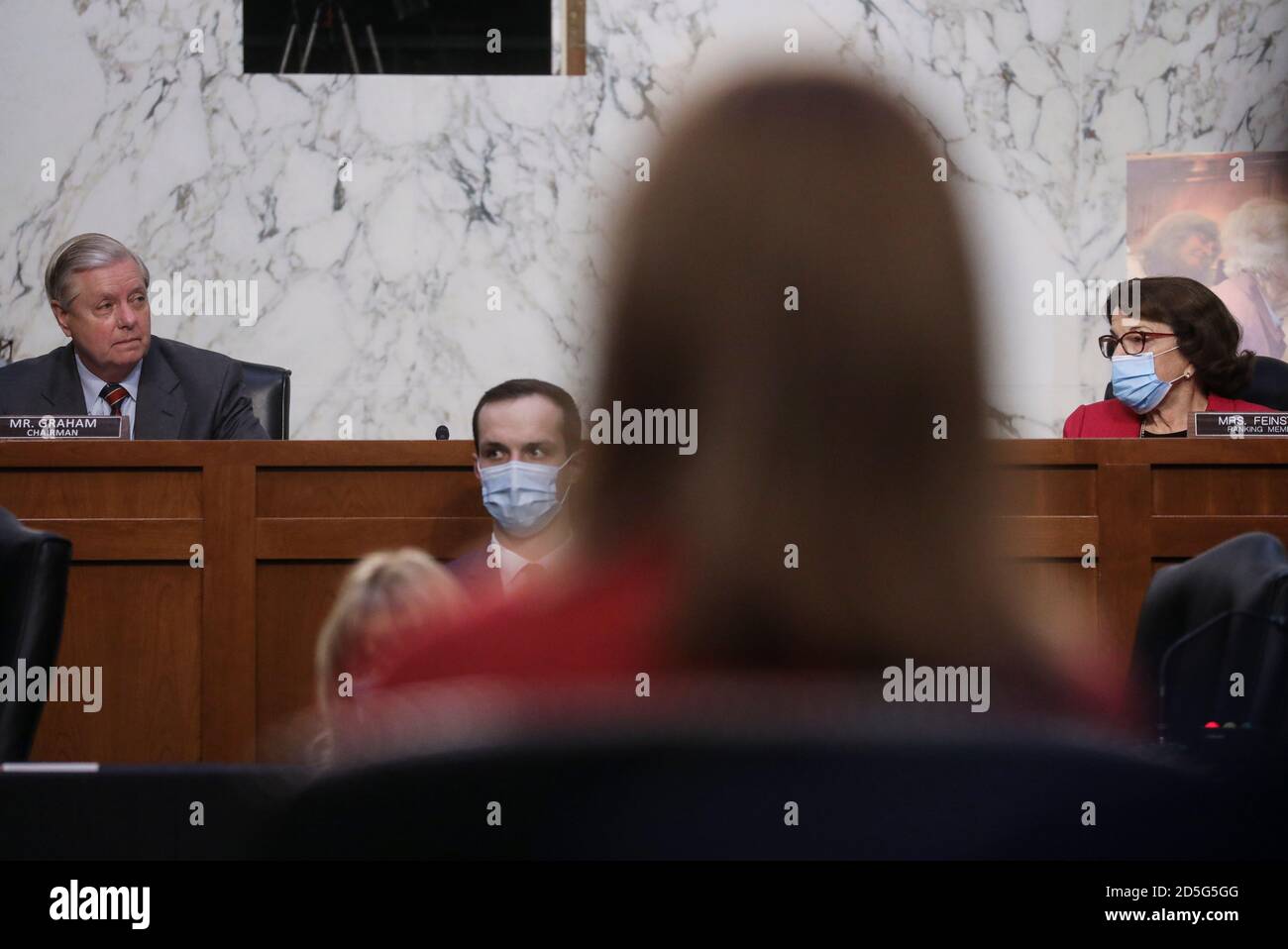 Washington, États-Unis d'Amérique. 13 octobre 2020. Le sénateur américain Lindsey Graham (républicain de Caroline du Sud), président de la Commission judiciaire du Sénat américain, se penche sur la direction de la sénatrice américaine Dianne Feinstein (démocrate de Californie), membre du classement, Comité judiciaire du Sénat DES ÉTATS-UNIS au cours de la deuxième journée des audiences de confirmation du comité sur la nomination de la juge Amy Coney Barrett à la Cour suprême des États-Unis sur Capitol Hill à Washington, États-Unis, le 13 octobre 2020. Crédit: Leah Millis/Pool via CNP | usage dans le monde crédit: dpa/Alay Live News Banque D'Images