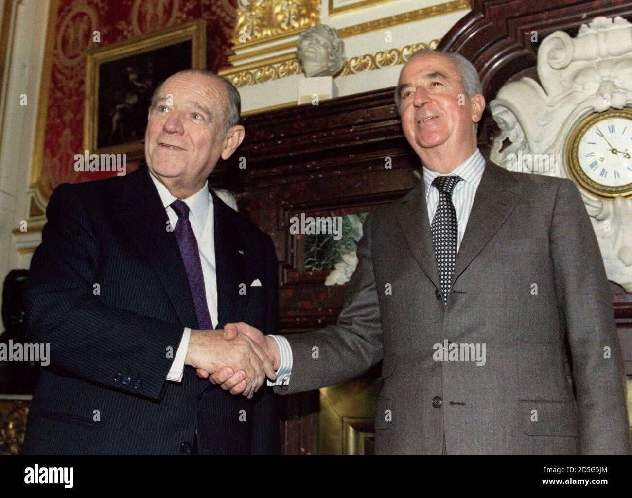 Raymond barre (L), Maire de Lyon, accueille l'ancien Premier Ministre  Edouard Balladur dans les bureaux de la mairie, novembre 12. Barre et  Balladur ont par la suite tenu des entretiens privés. JES/SB