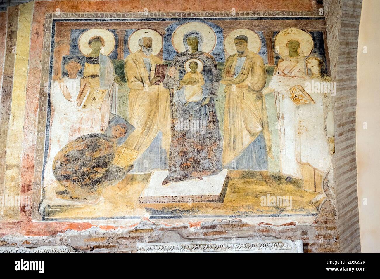 Fresque byzantine représentant Madonna et l'enfant avec Saint Pierre et Saint Paul du 7-8ème siècle dans l'atrium de la basilique Santa Sabina sur la colline d'Aventin - Rome, Italie Banque D'Images