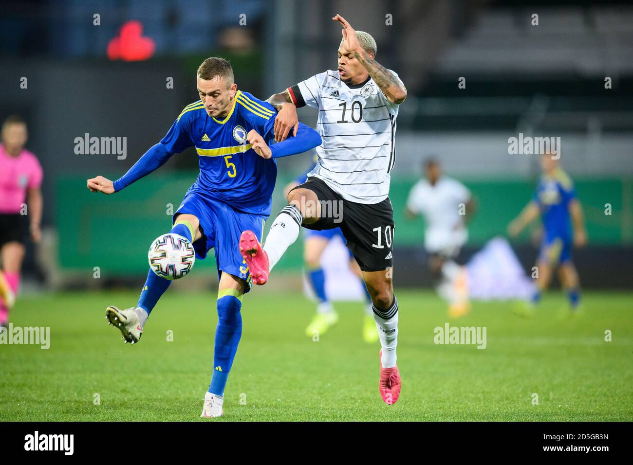 UEFA EURO 2024 Soccer Bosnie-Herzégovine contre la Slovaquie qualification  au championnat d'Europe Bosnie-Herzégovine et Slovaquie avec ballon de  football. 3d Photo Stock - Alamy