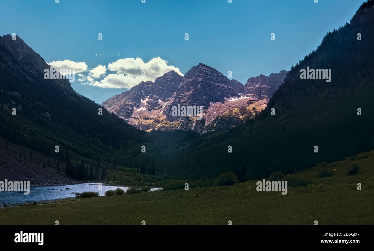 Vue classique sur les Maroon Bells et le lac Maroon, Aspen, Colorado, États-Unis Banque D'Images